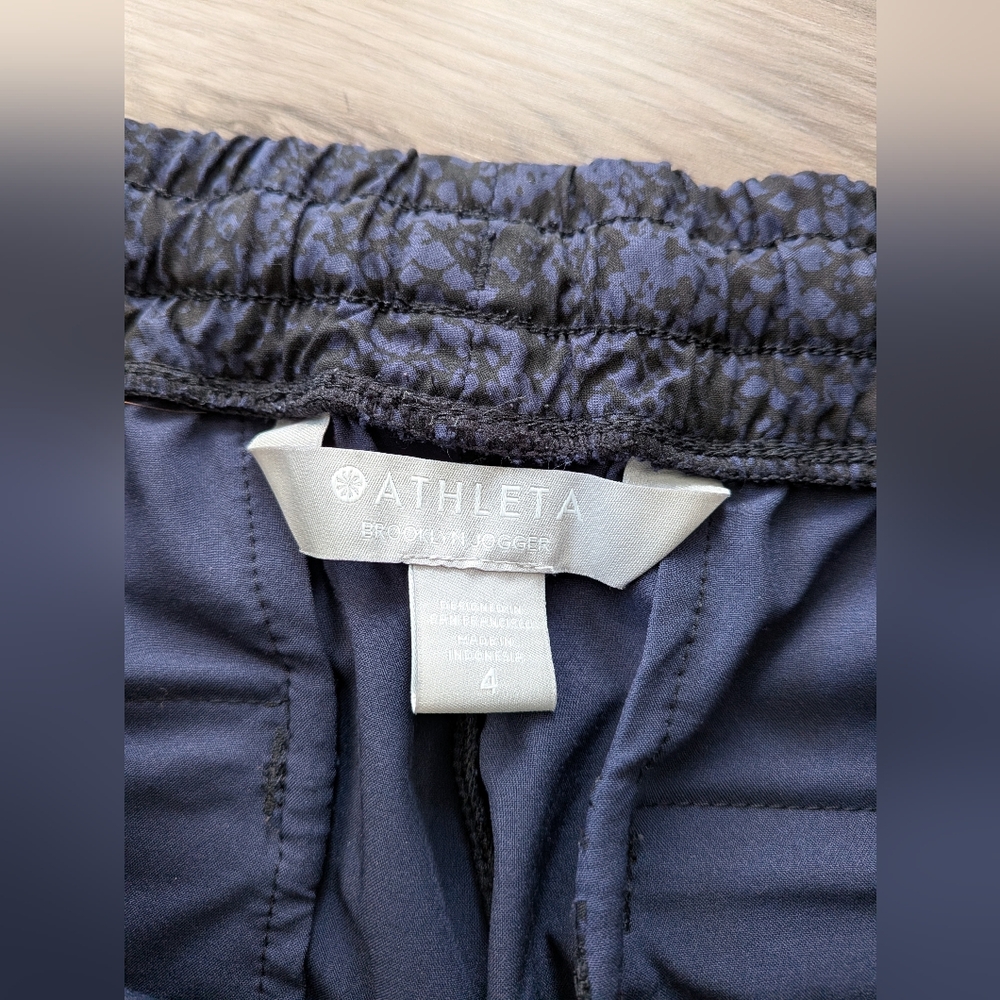 Women's Athleta Brooklyn Jogger Size 4 Snake Print Navy Like New - Picture 3 of 5